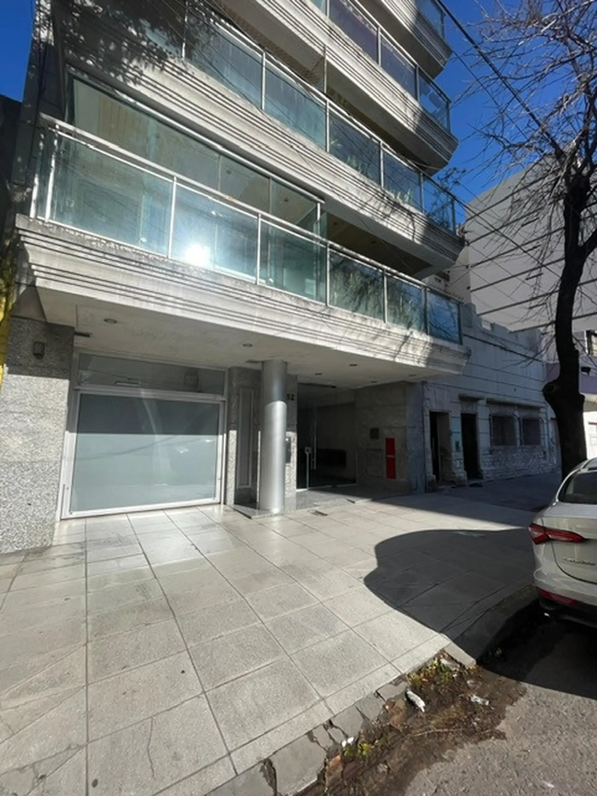 Semipiso de 2 ambientes, 2 baños, 2 balcones, con cochera cubierta fija, amenities. Apto credito hipotecario