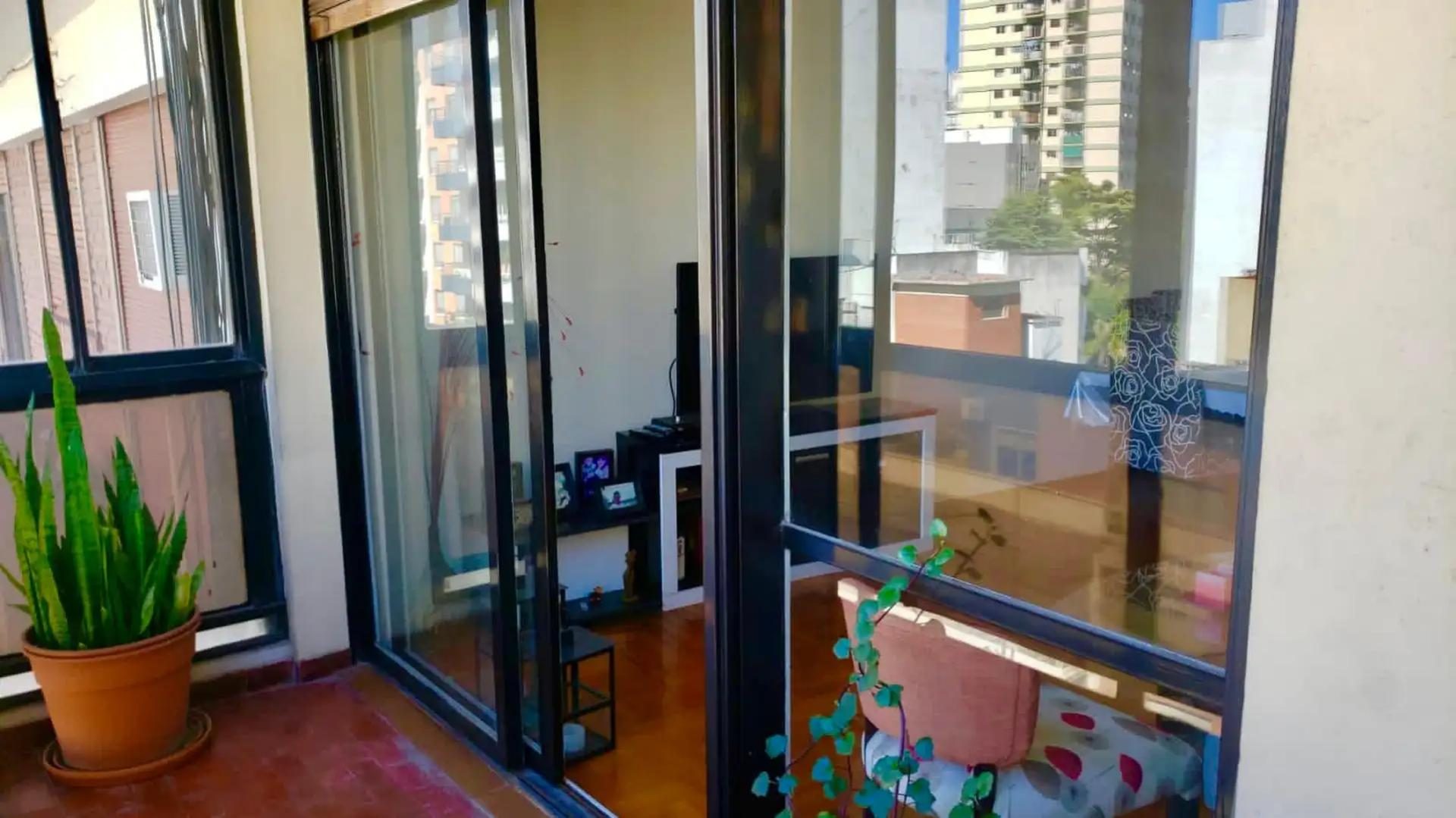 EXCELENTE DEPARTAMENTO 4 AMBIENTES - al frente con balcon corrido, cochera y baulera